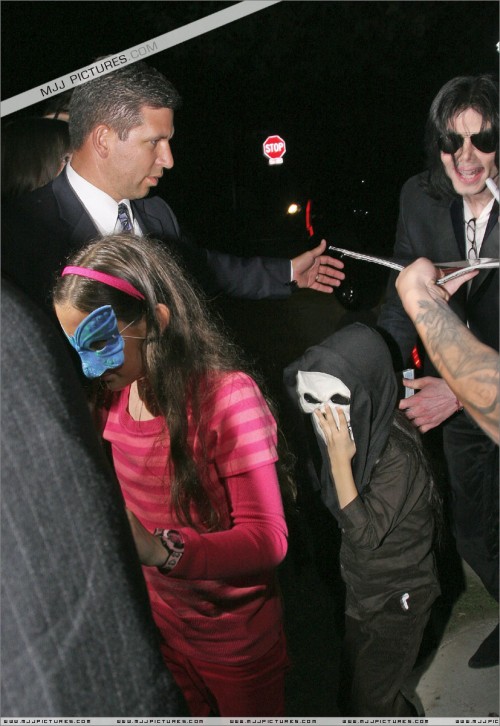 Michael attends a Halloween Party 2008 (23)