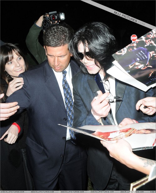 Michael attends a Halloween Party 2008 (26)