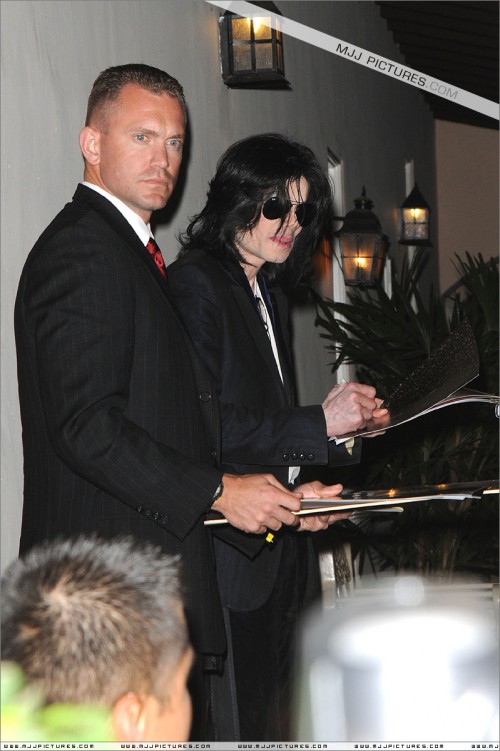 Michael attends a Halloween Party 2008 (31)