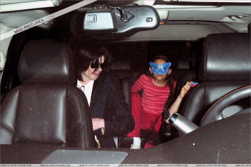 Michael attends a Halloween Party 2008 (5)