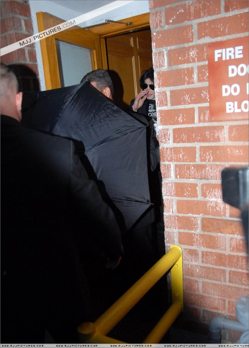 Michael leaves a medical building in Los Angeles 2008 (1)