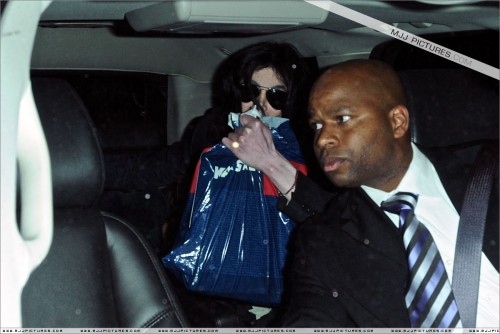 Michael shopping at AAHS 2008 (4)