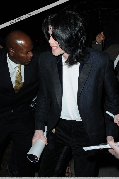 Michael shopping at Borders Bool 2008 (7)