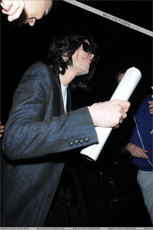 Michael shopping at Borders Bool 2008 (8)