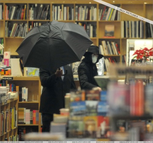 Michael shopping at Hennessey & Ingalls 2008 (1)