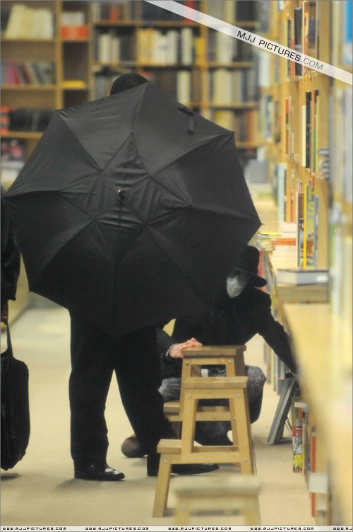 Michael shopping at Hennessey & Ingalls 2008 (18)