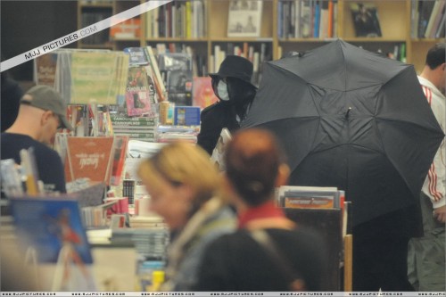 Michael shopping at Hennessey & Ingalls 2008 (20)