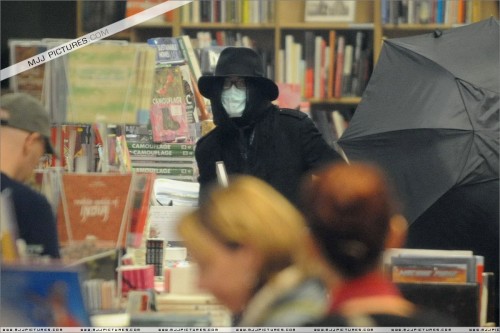 Michael shopping at Hennessey & Ingalls 2008 (21)