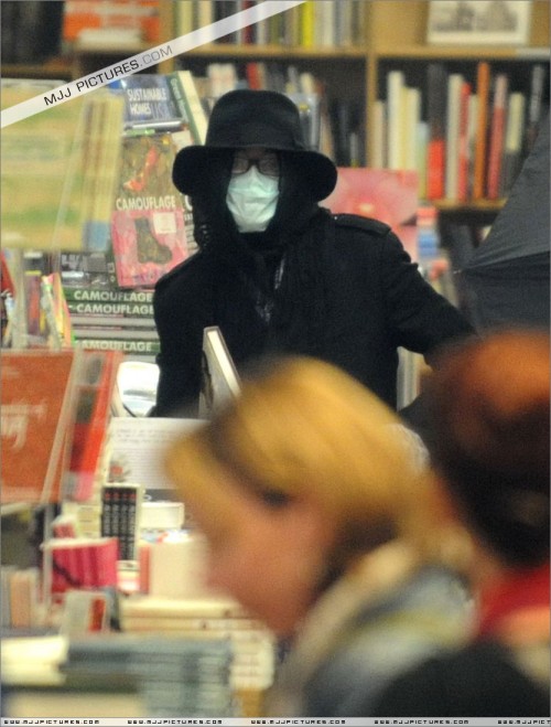 Michael shopping at Hennessey & Ingalls 2008 (22)