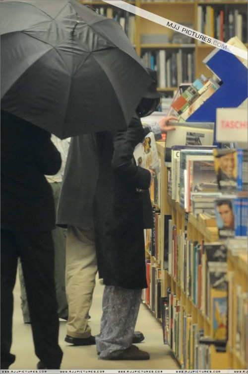 Michael shopping at Hennessey & Ingalls 2008 (25)