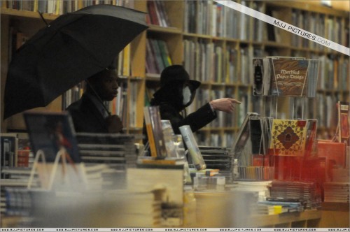 Michael shopping at Hennessey & Ingalls 2008 (30)