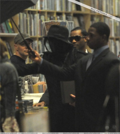 Michael shopping at Hennessey & Ingalls 2008 (31)