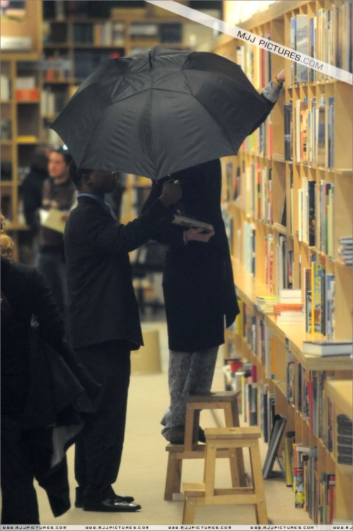 Michael shopping at Hennessey & Ingalls 2008 (5)