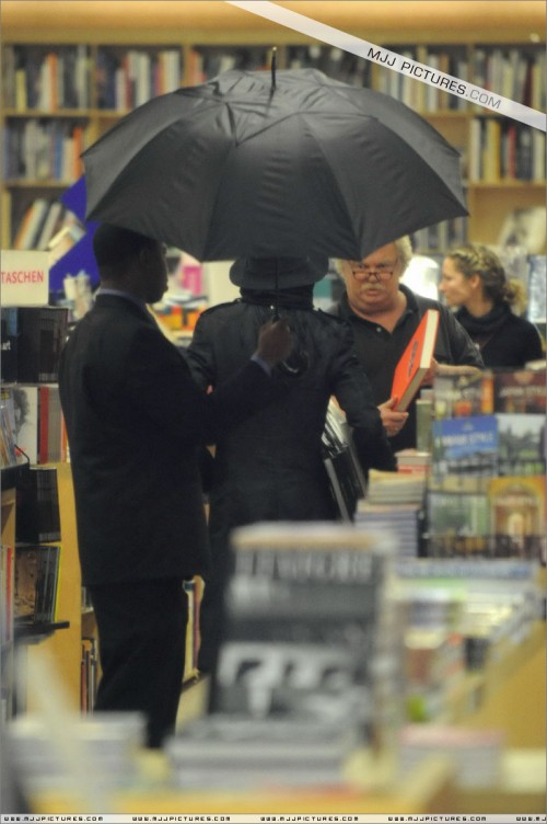 Michael shopping at Hennessey & Ingalls 2008 (6)