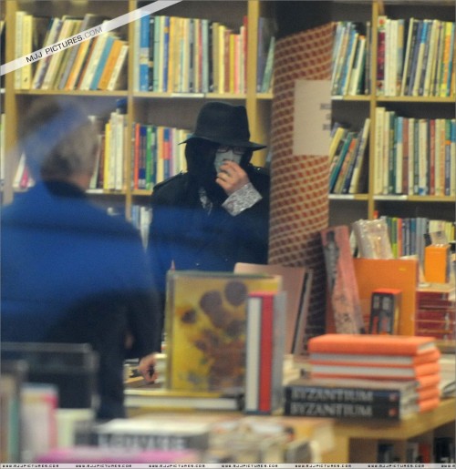 Michael shopping at Hennessey & Ingalls 2008 (9)