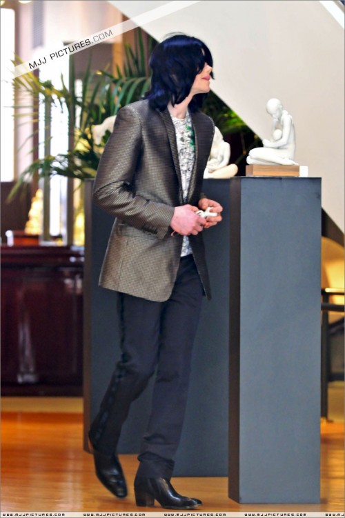 Michael shopping at Lladro (April 9) (10)