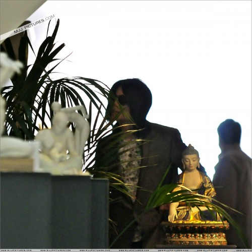 Michael shopping at Lladro (April 9) (11)