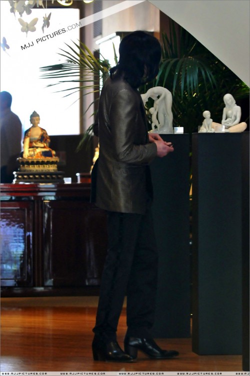 Michael shopping at Lladro (April 9) (4)