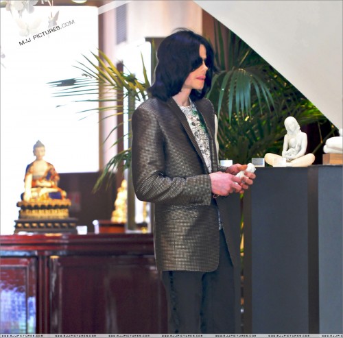 Michael shopping at Lladro (April 9) (6)