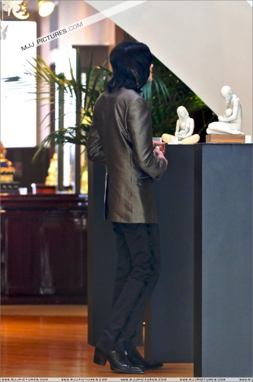 Michael shopping at Lladro (April 9) (8)