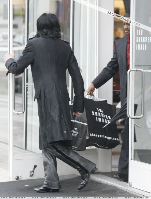 MichaelshoppinginBeverlyHills200711.jpg