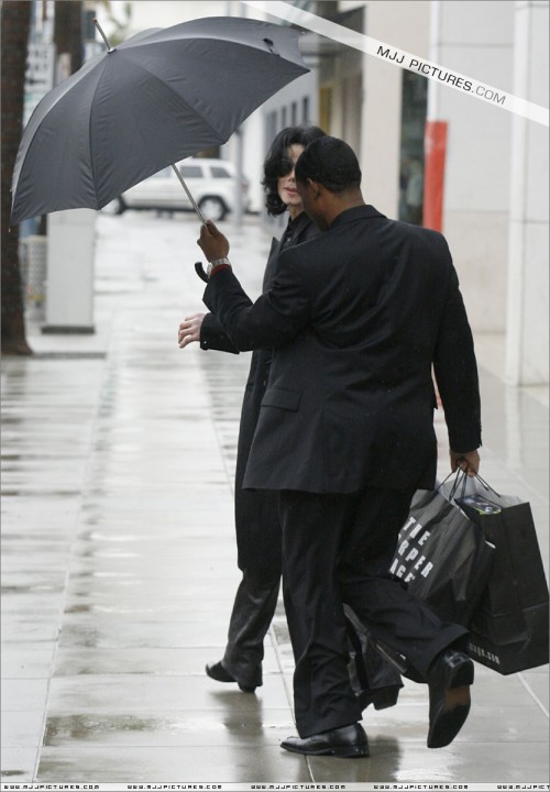 MichaelshoppinginBeverlyHills200713.jpg