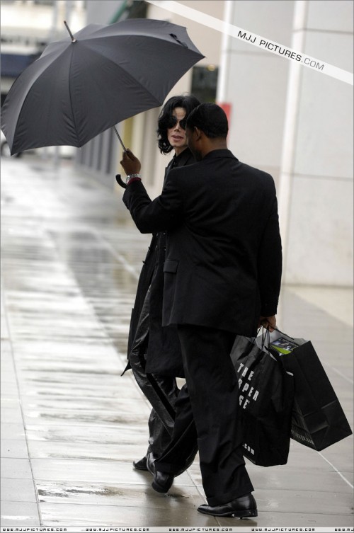 Michael shopping in Beverly Hills 2007 (14)