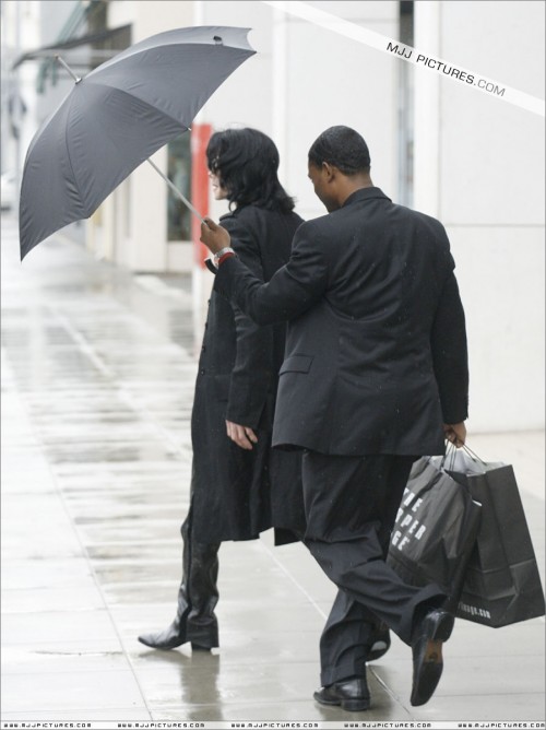 Michael shopping in Beverly Hills 2007 (15)