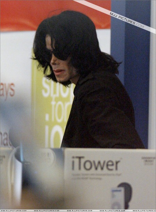 MichaelshoppinginBeverlyHills20072.jpg