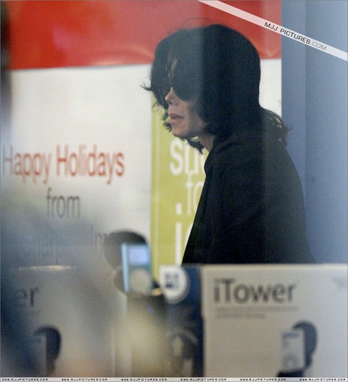 Michael shopping in Beverly Hills 2007 (4)