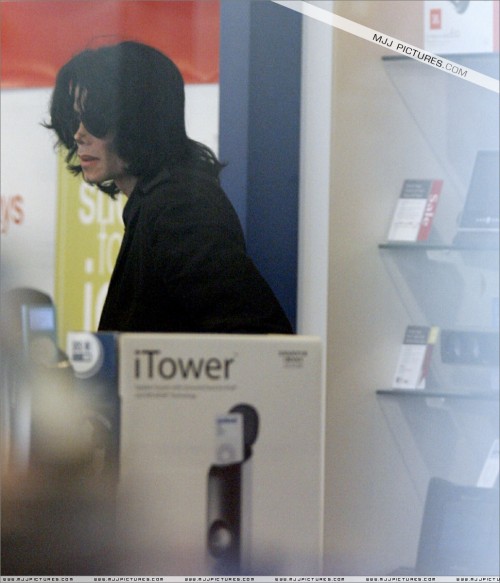 Michael shopping in Beverly Hills 2007 (5)