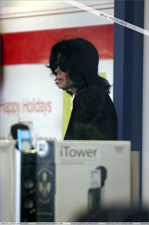 MichaelshoppinginBeverlyHills20078.jpg