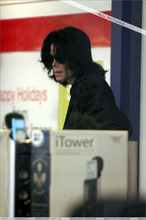 Michael shopping in Beverly Hills 2007 (9)