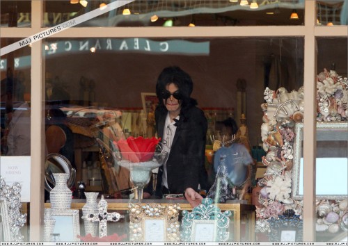 Michael shopping in Beverly Hills 2008 (1)