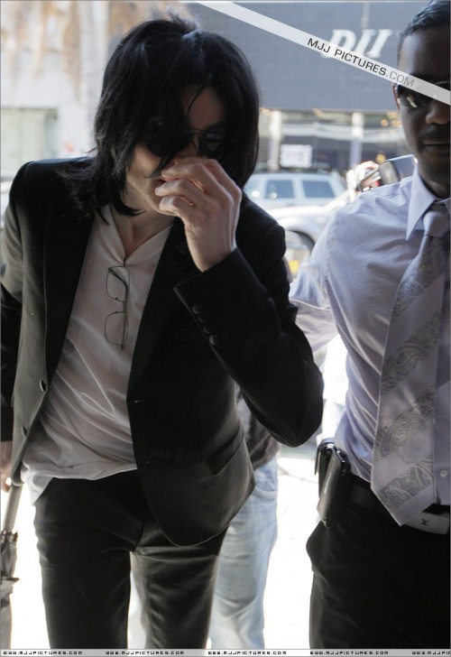 Michael shopping in Beverly Hills 2008 (15)