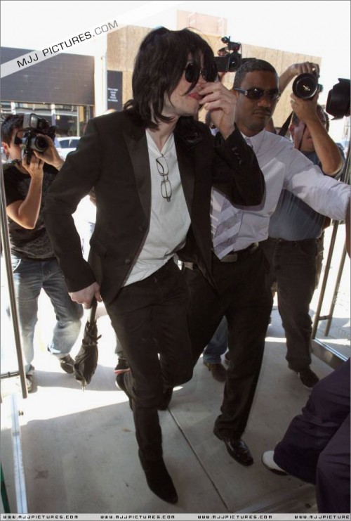 Michael shopping in Beverly Hills 2008 (18)