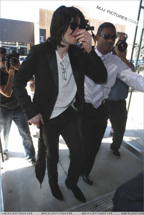 Michael shopping in Beverly Hills 2008 (21)