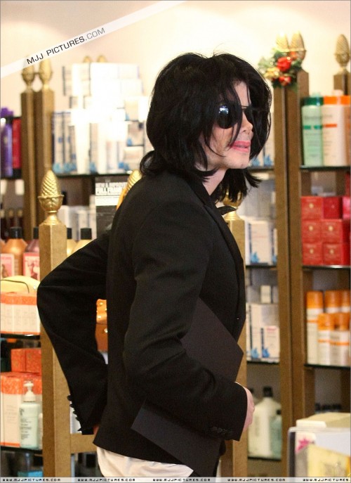 MichaelshoppinginBeverlyHills200825.jpg