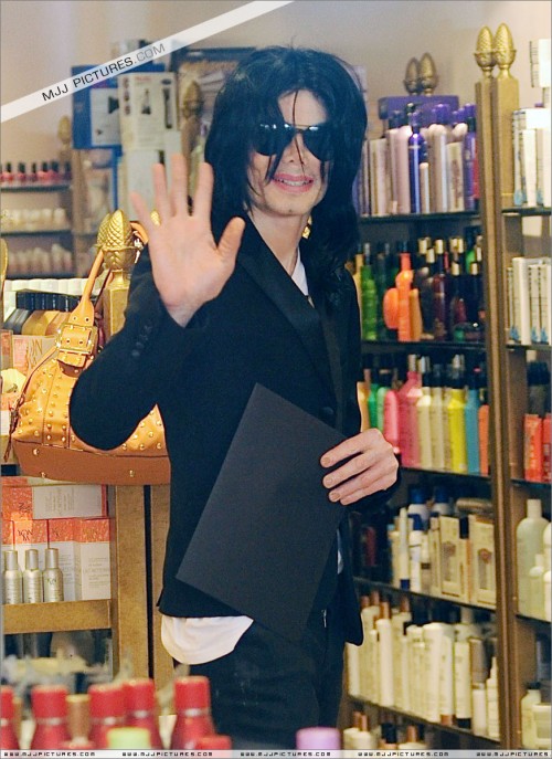 Michael shopping in Beverly Hills 2008 (37)