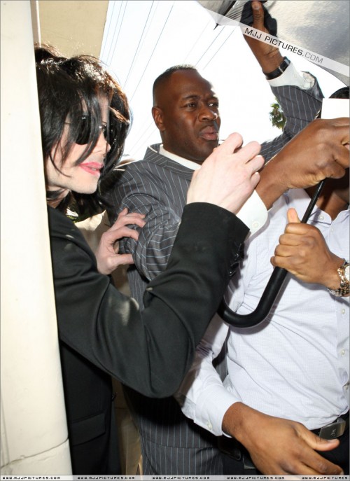 Michael shopping in Beverly Hills 2008 (38)