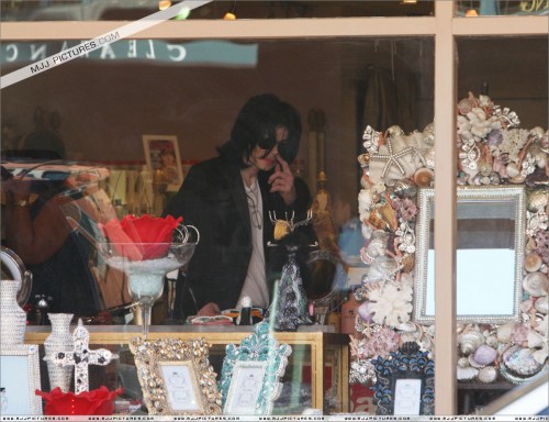 Michael shopping in Beverly Hills 2008 (4)