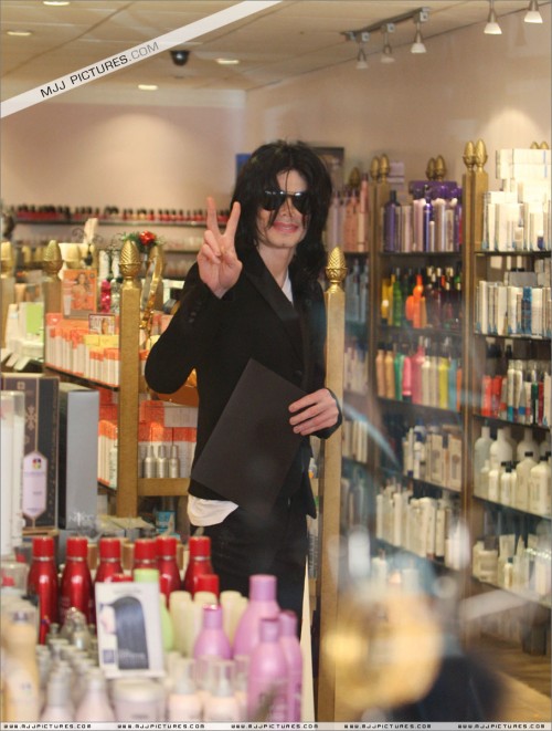 Michael shopping in Beverly Hills 2008 (46)