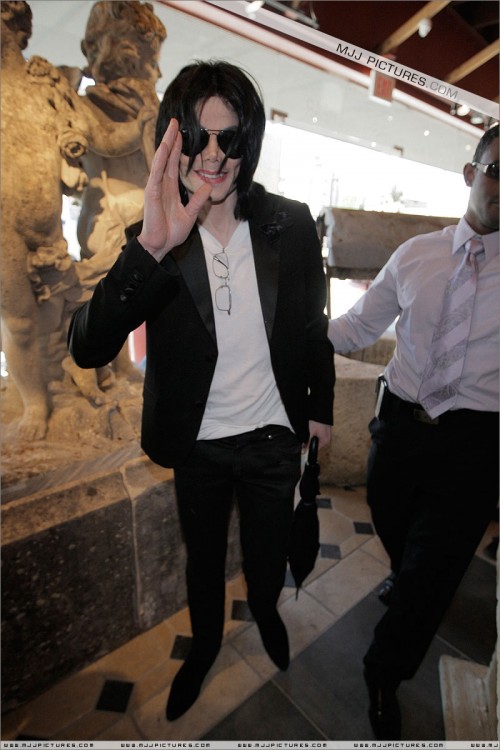 MichaelshoppinginBeverlyHills200853.jpg