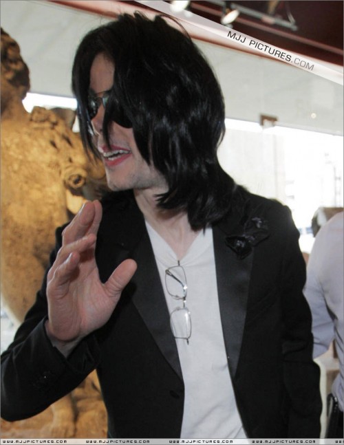 Michael shopping in Beverly Hills 2008 (56)