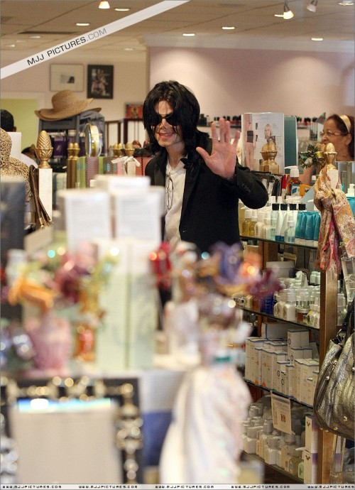 Michael shopping in Beverly Hills 2008 (67)