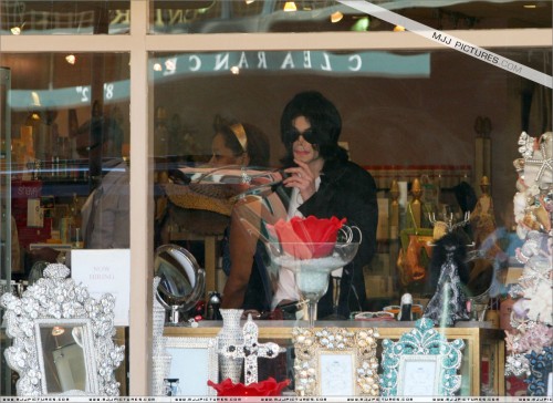 Michael shopping in Beverly Hills 2008 (7)