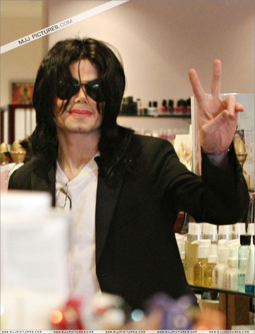 Michael shopping in Beverly Hills 2008 (70)