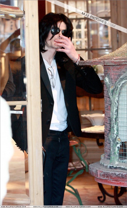Michael shopping in Beverly Hills 2008 (86)