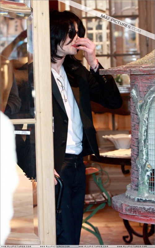 Michael shopping in Beverly Hills 2008 (89)