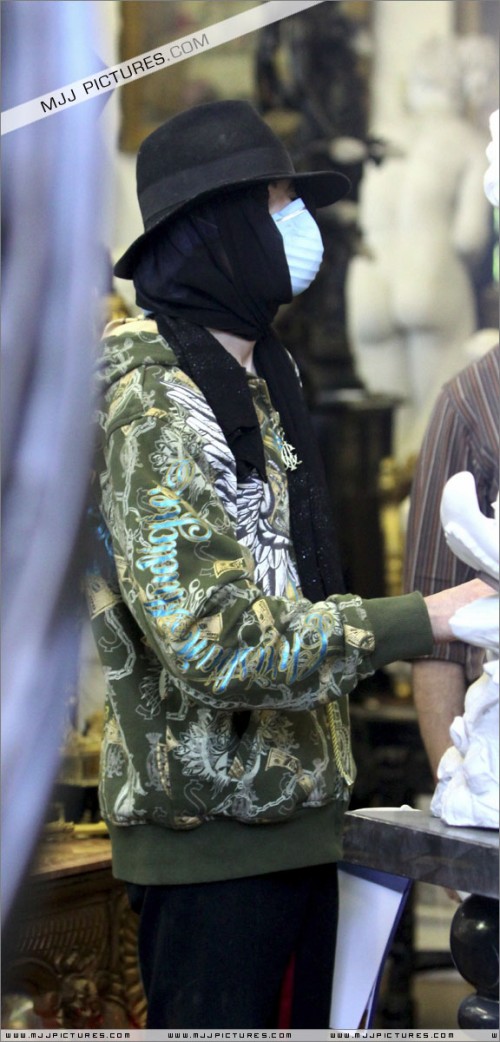 Michael shopping in Beverly Hills (April 21) (1)